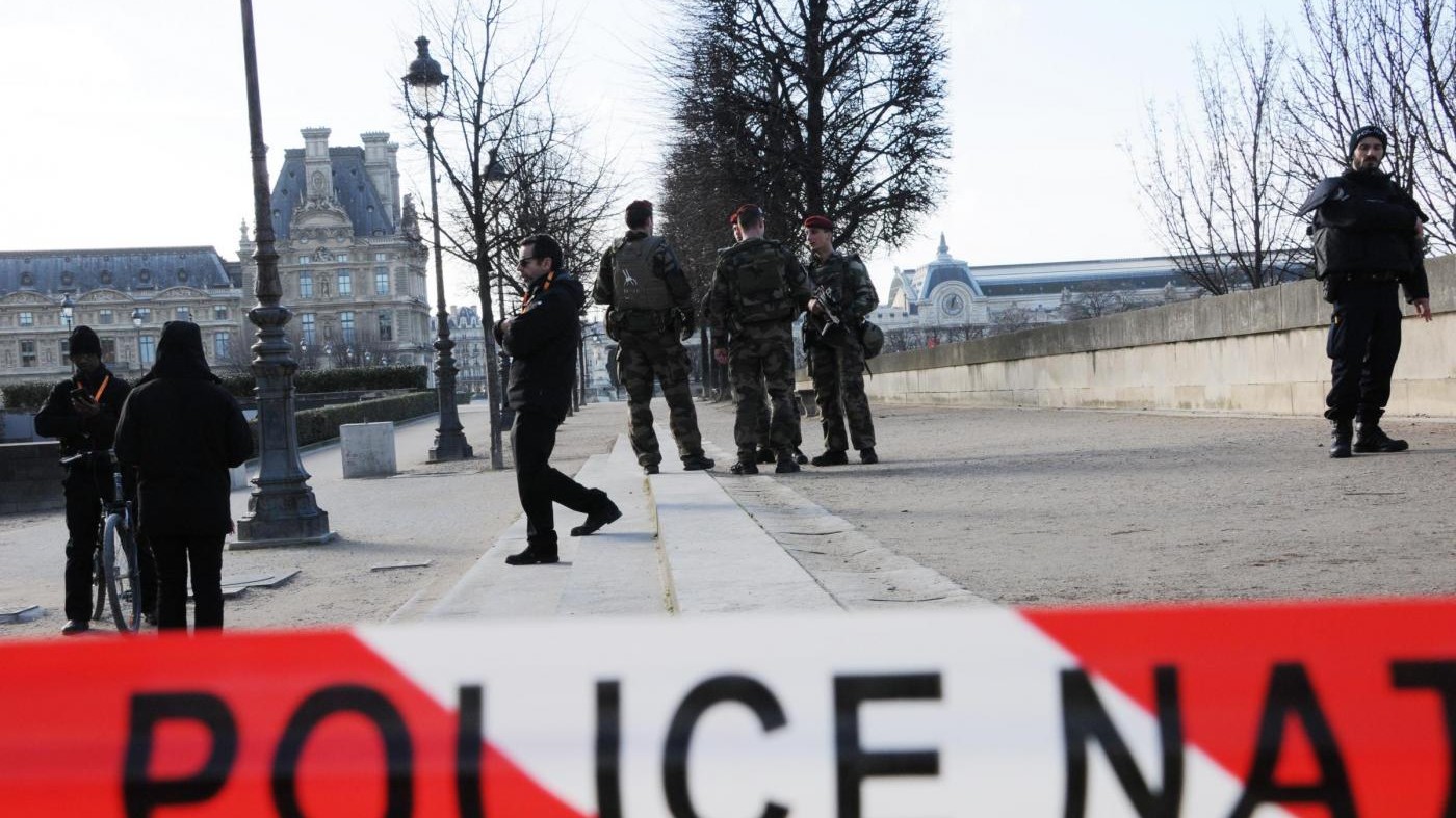 Attentatore Louvre scrisse su Twitter: Non c’è pace in guerra