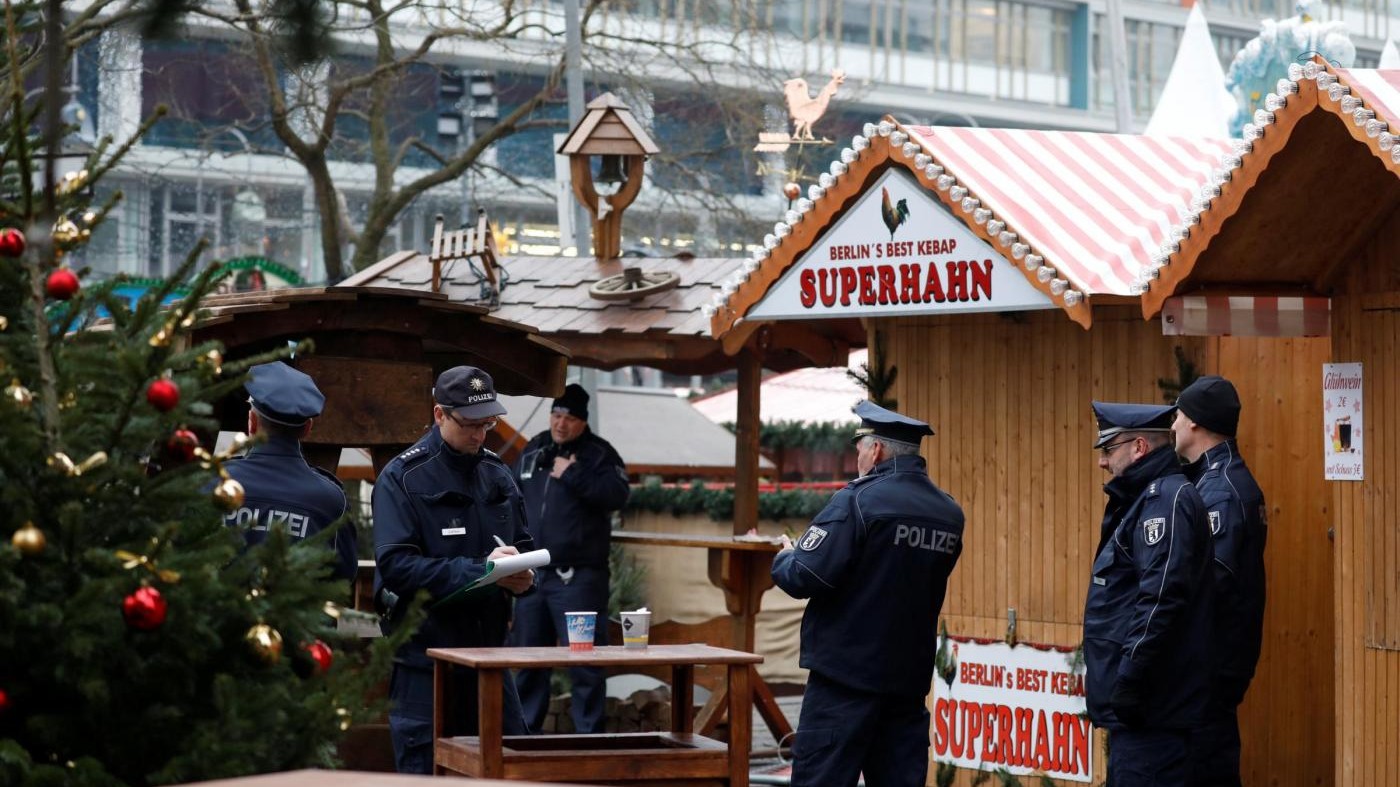 FOTO Berlino, il giorno dopo la strage al mercatino