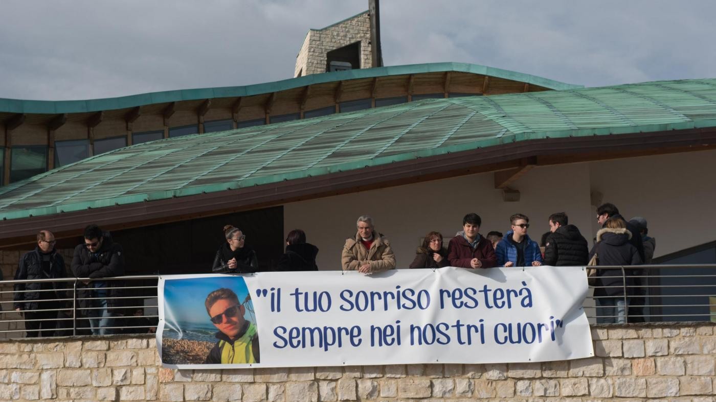 Vasto, Di Lello non risponde ai pm. In centinaia ai funerali di D’Elisa