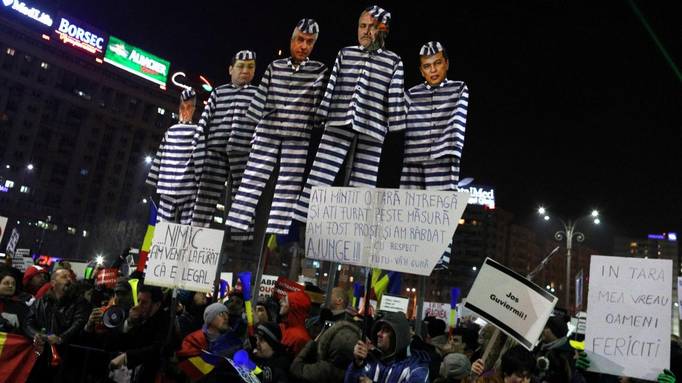 Romania, vince la piazza: governo ritira decreto corruzione