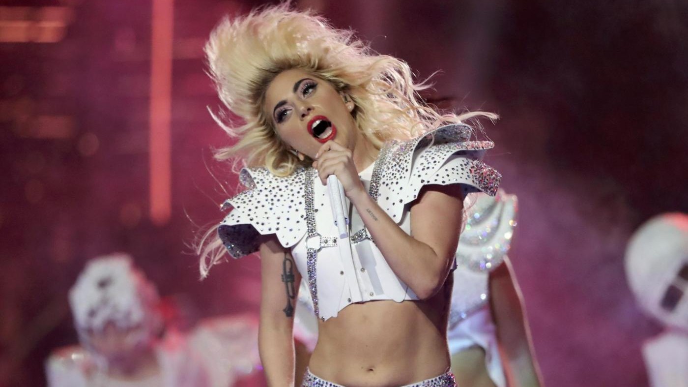 Lady Gaga brilla al Super Bowl: inno all’unità ma non attacca Trump