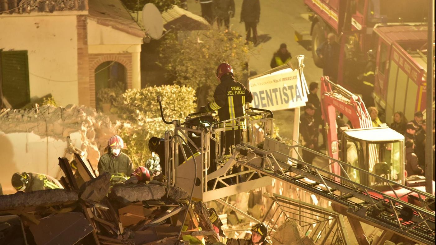 Crolla palazzina ad Acilia, madre e figlia sotto macerie