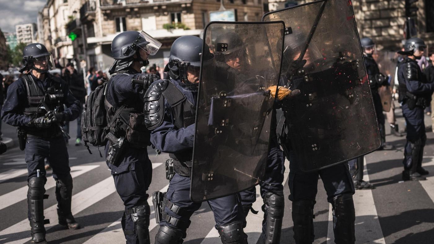 Parigi, ancora proteste nelle banlieue dopo sevizie a 22enne