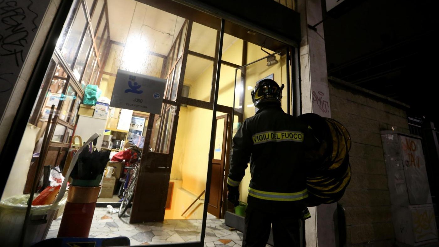 Milano, incendio in una scuola elementare: stabile evacuato