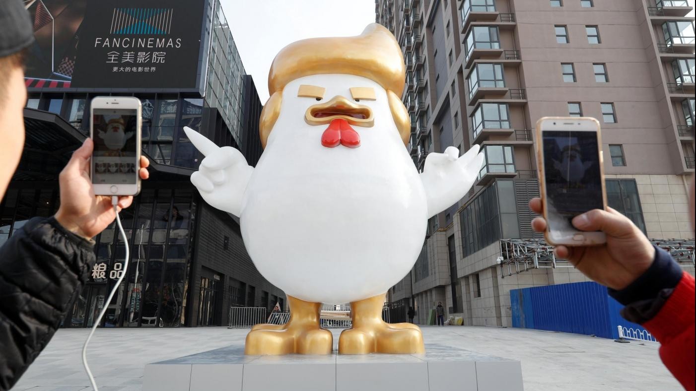 Cina, la statua del gallo che assomiglia a Donald Trump