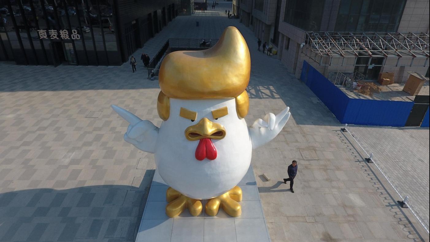 Cina, la statua del gallo che assomiglia a Donald Trump