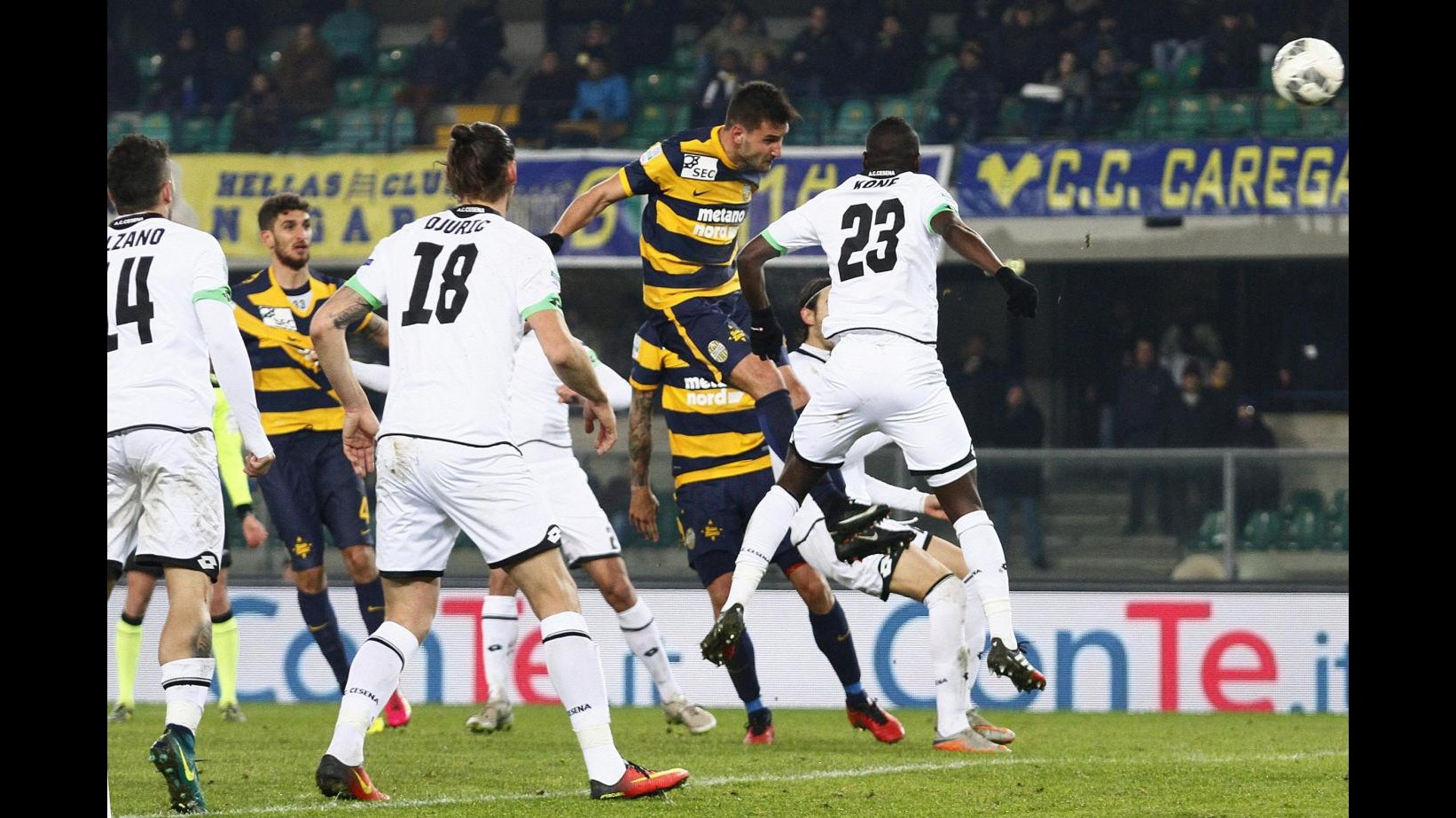 FOTO Serie B, tris del Verona contro il Cesena: gialloblù primi