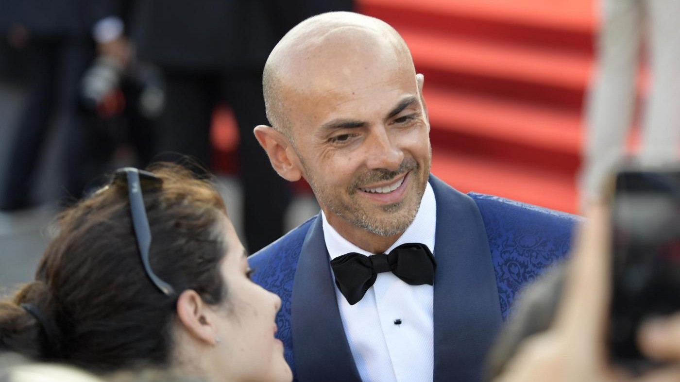‘Real Time a Sanremo con Enzo’: Miccio ‘sbircia’ i look delle star