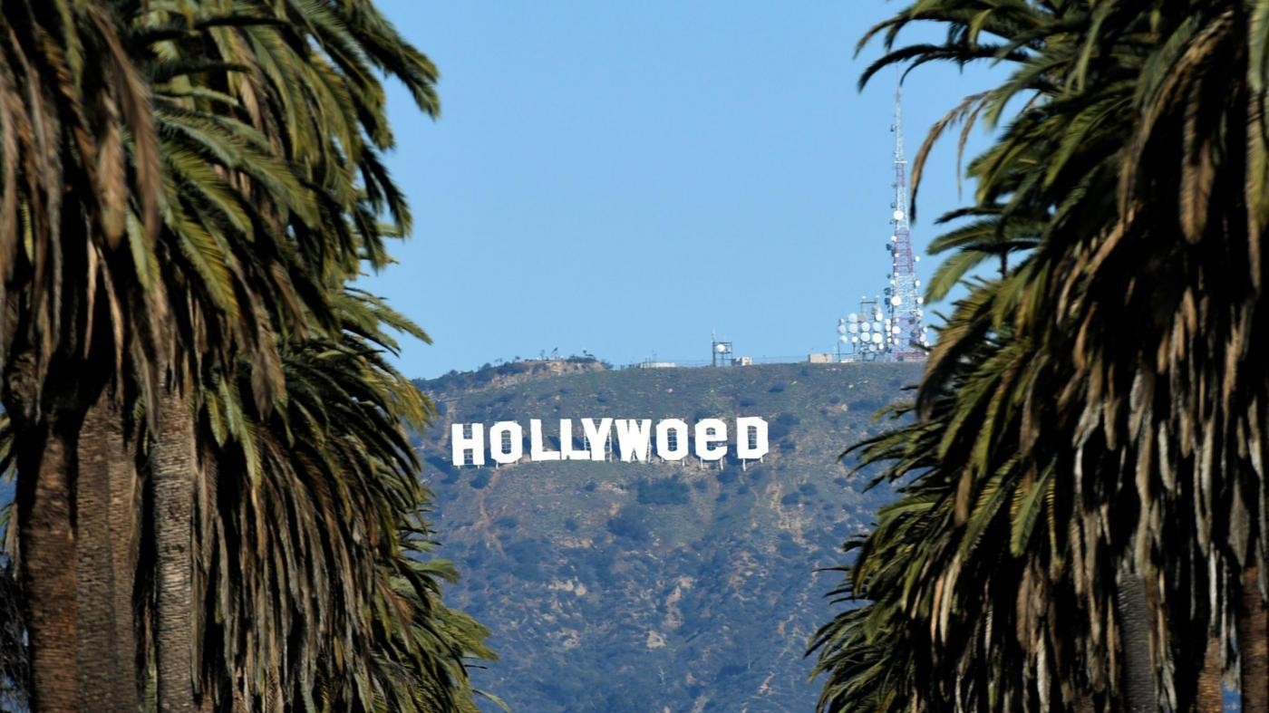 FOTO Scherzo nella notte: la scritta Hollywood diventa Hollyweed