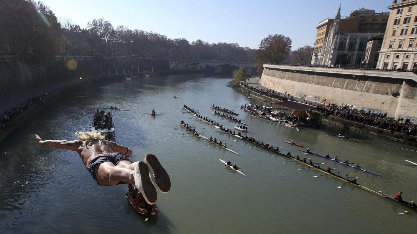 FOTO Roma, il tuffo nel Tevere del primo gennaio