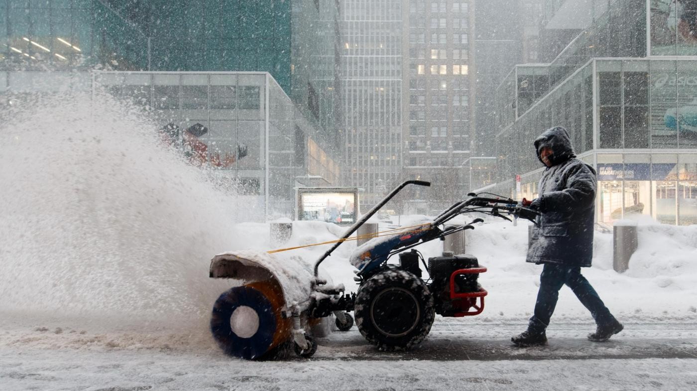 Tormenta di neve a New York: migliaia di voli cancellati