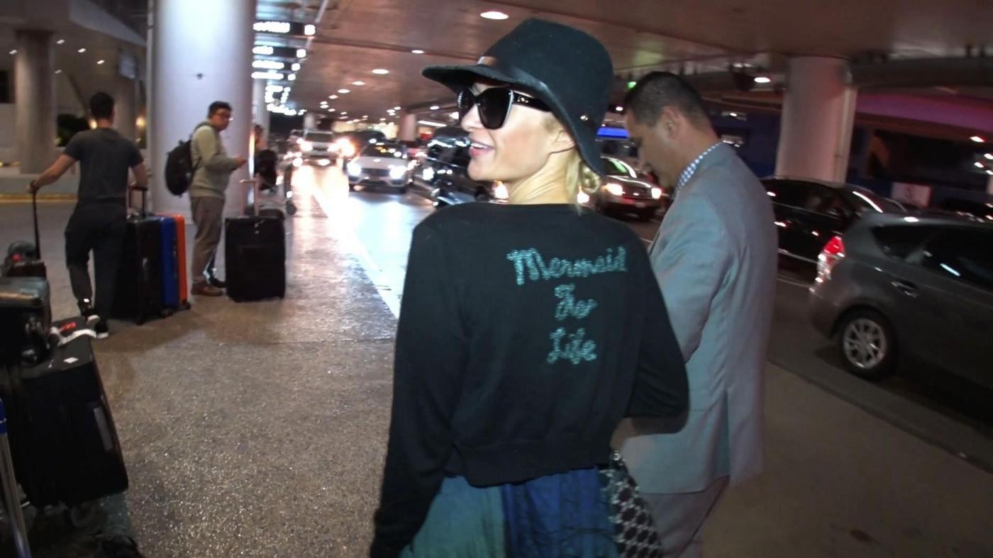 FOTO Paris Hilton con un abito sgargiante all’aeroporto