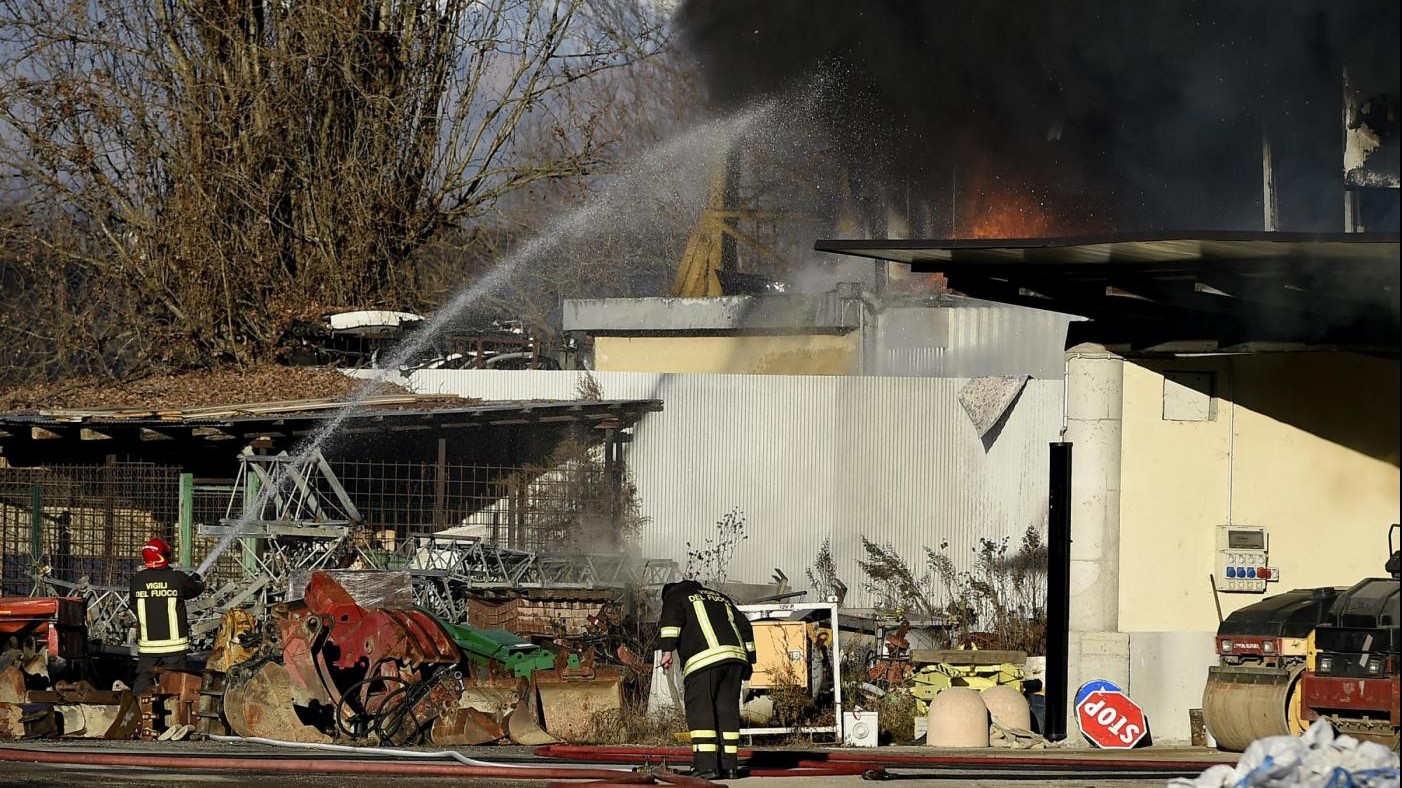 FOTO Torino, incendio in una carrozzeria vicino a Superga