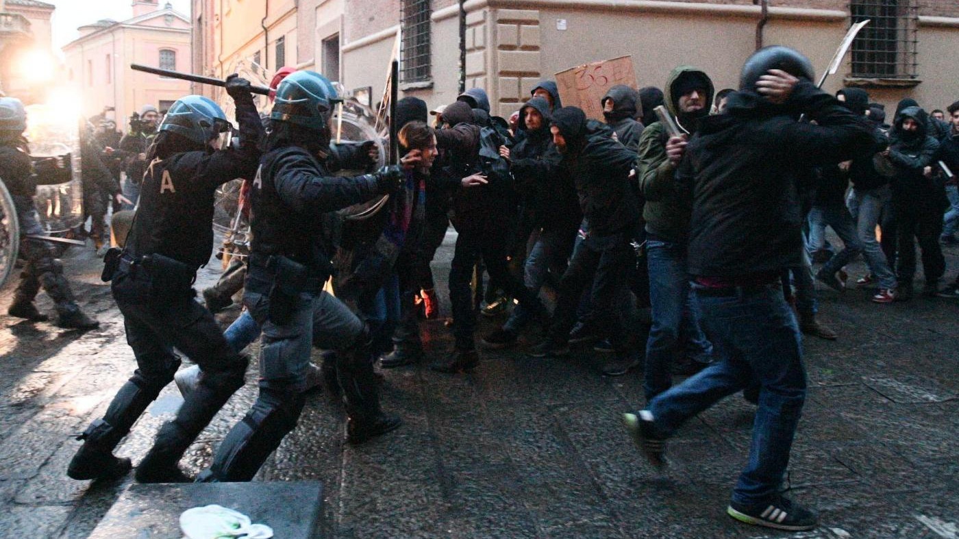 Bologna, ancora scontri tra polizia e studenti universitari