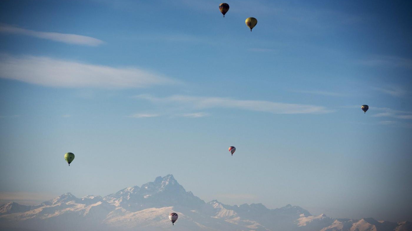 Lo spettacolo delle mongolfiere al raduno di Mondovì