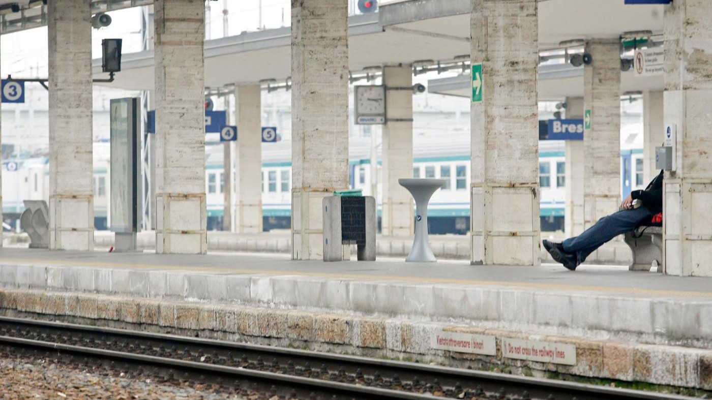 Milano, picchiata e molestata sul treno: 16enne in ospedale