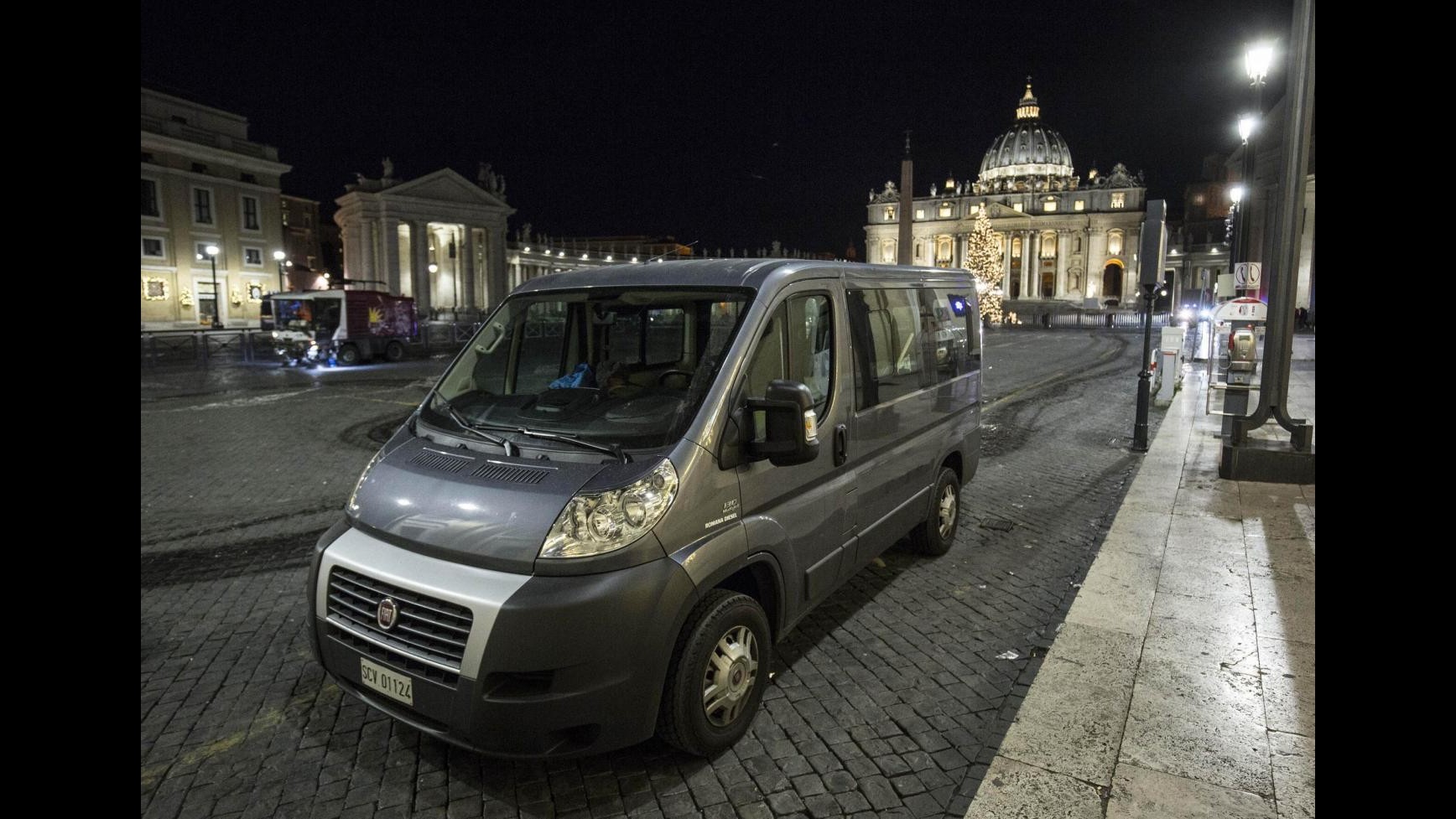 FOTO Il Papa offre auto per accogliere i senzatetto