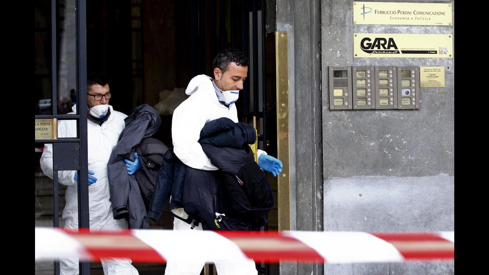 FOTO Brescia, donna trovata decapitata in un palazzo