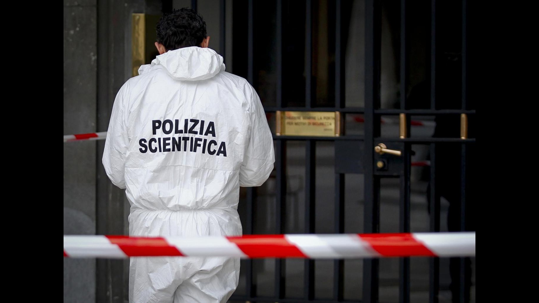 FOTO Brescia, donna trovata decapitata in un palazzo