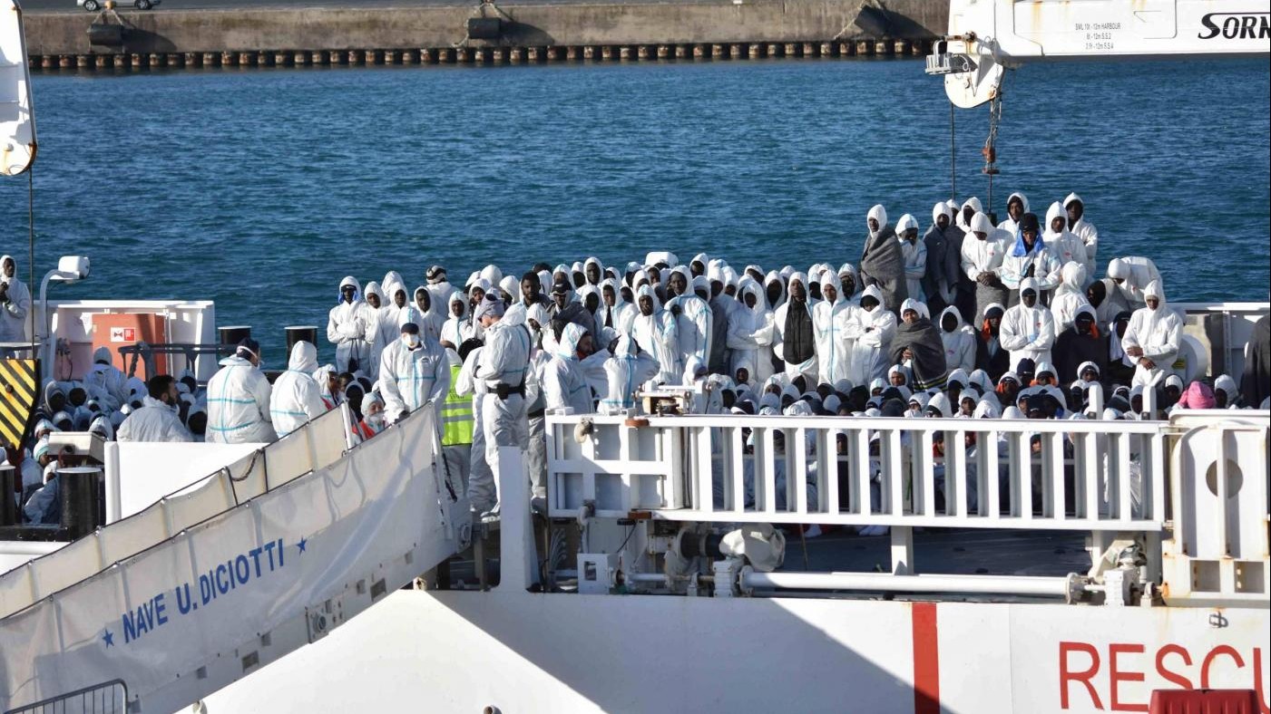 FOTO Catania, allarme bomba durante sbarco migranti