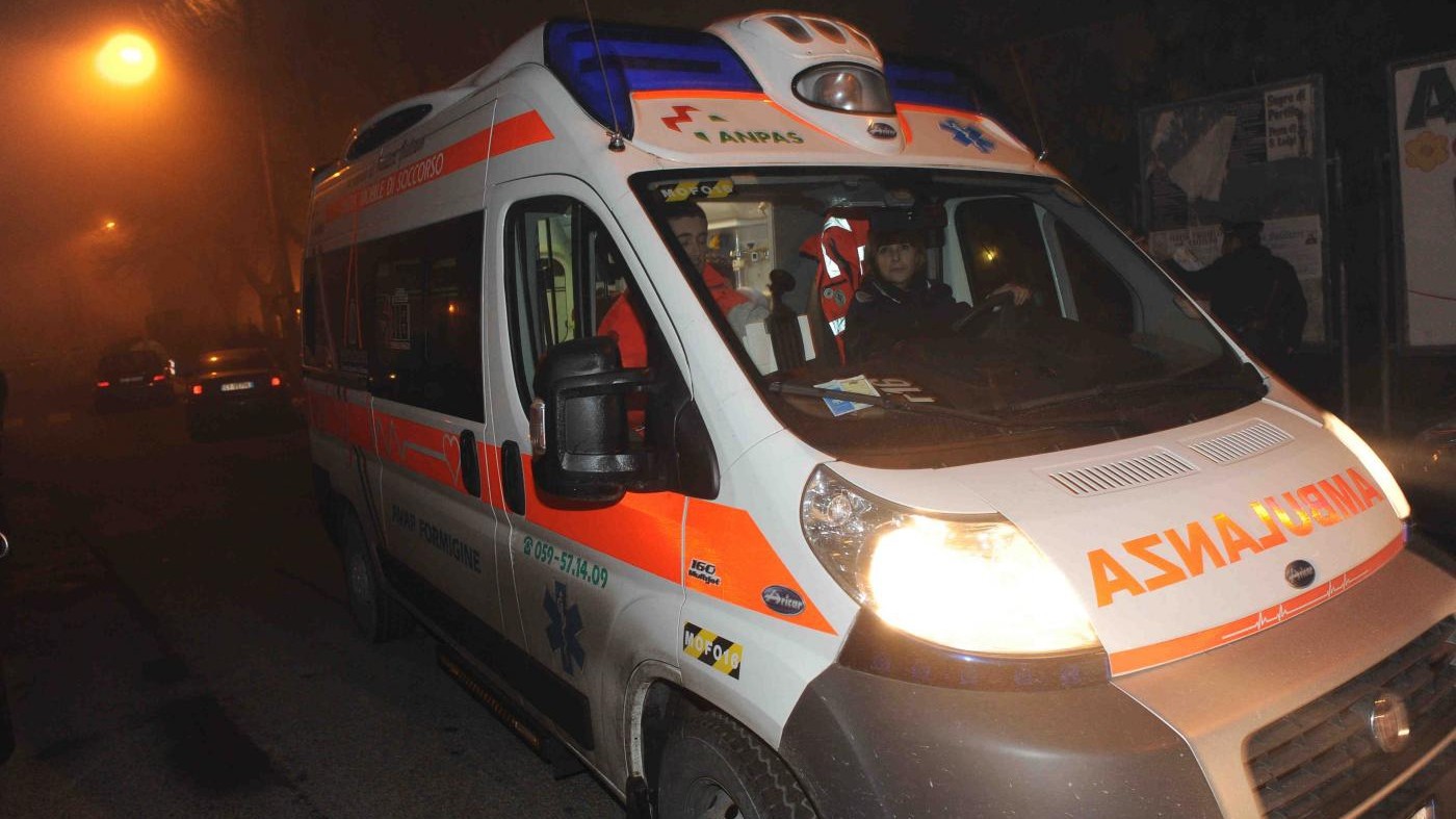 Milano, slaccia la cintura e si lancia dall’auto: morta 17enne