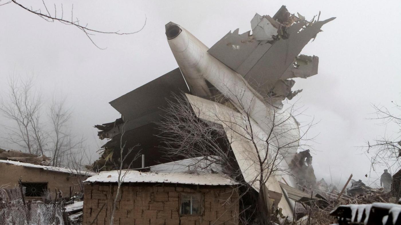 FOTO Kirghizistan, si schianta aereo turco: 37 morti