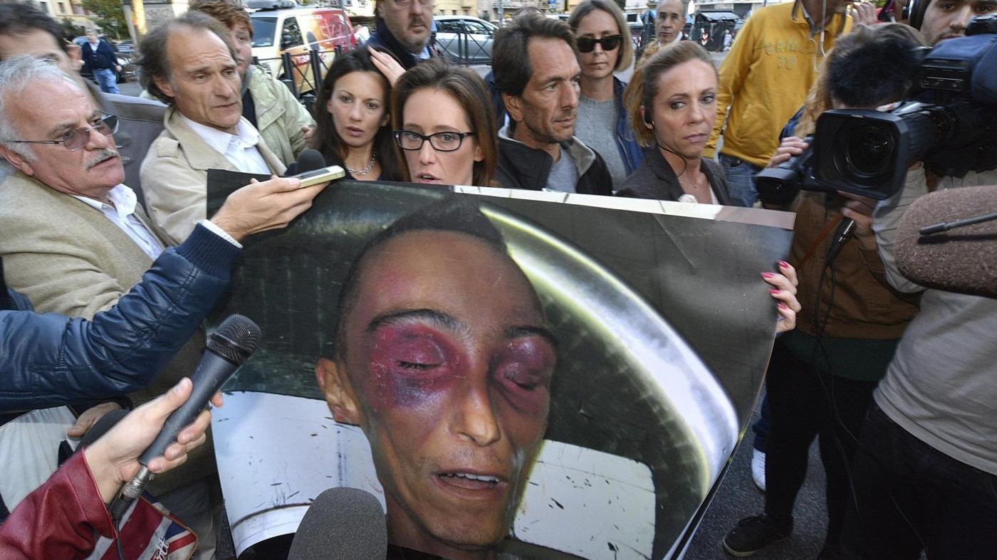 Cucchi, chiesto rinvio a giudizio per i cinque carabinieri indagati