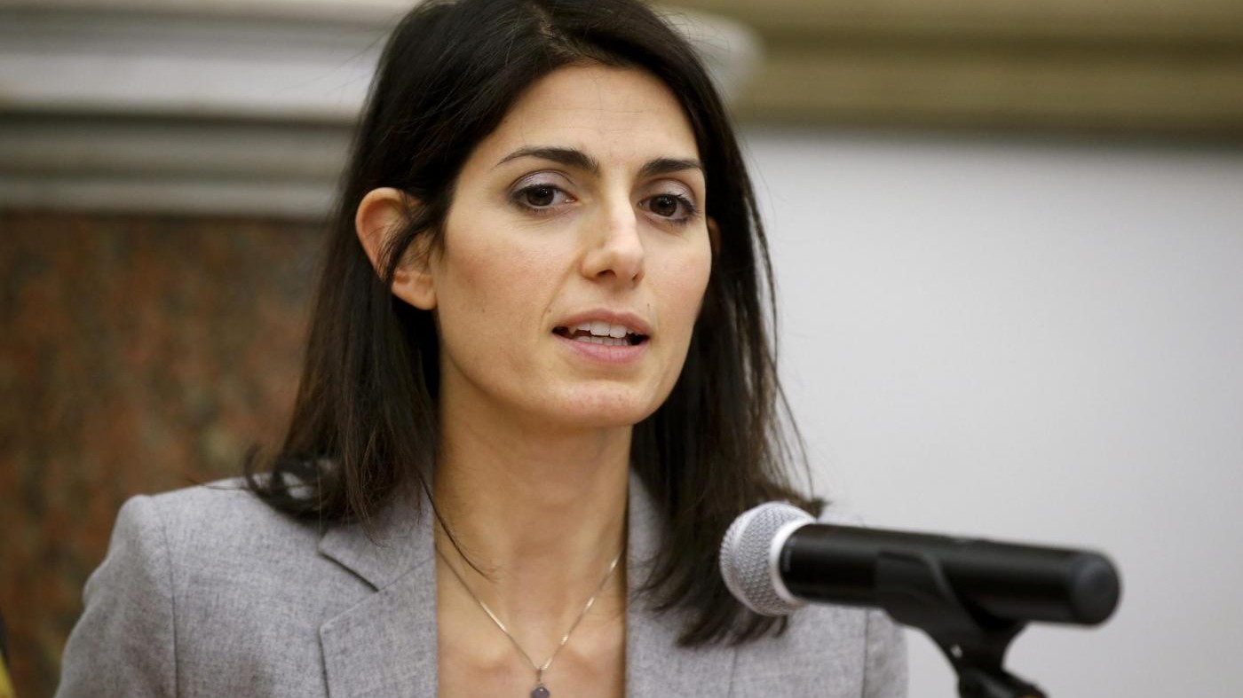 Spunta terza polizza di Romeo per Raggi. Sindaca: Inaccettabile