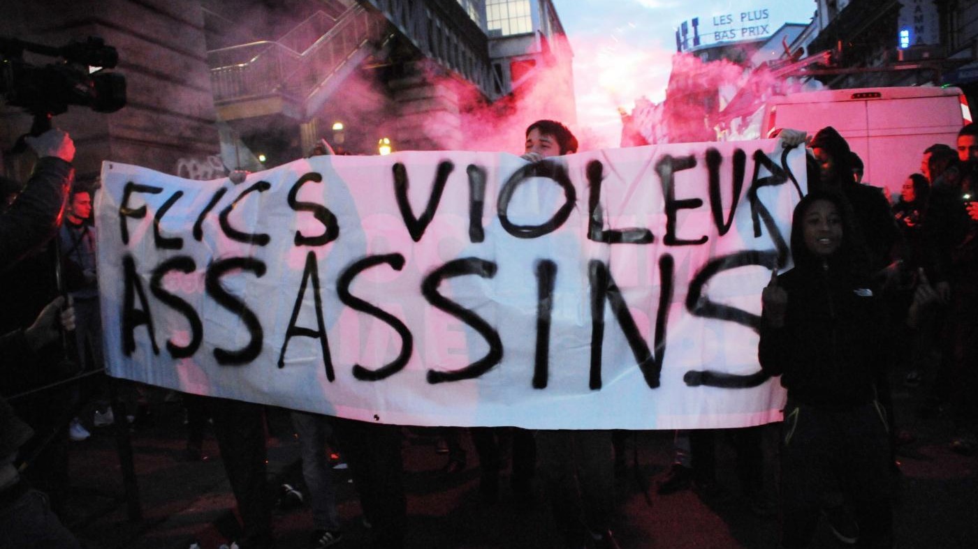 Caso Theo: scontri nella notte a Parigi, usati lacrimogeni