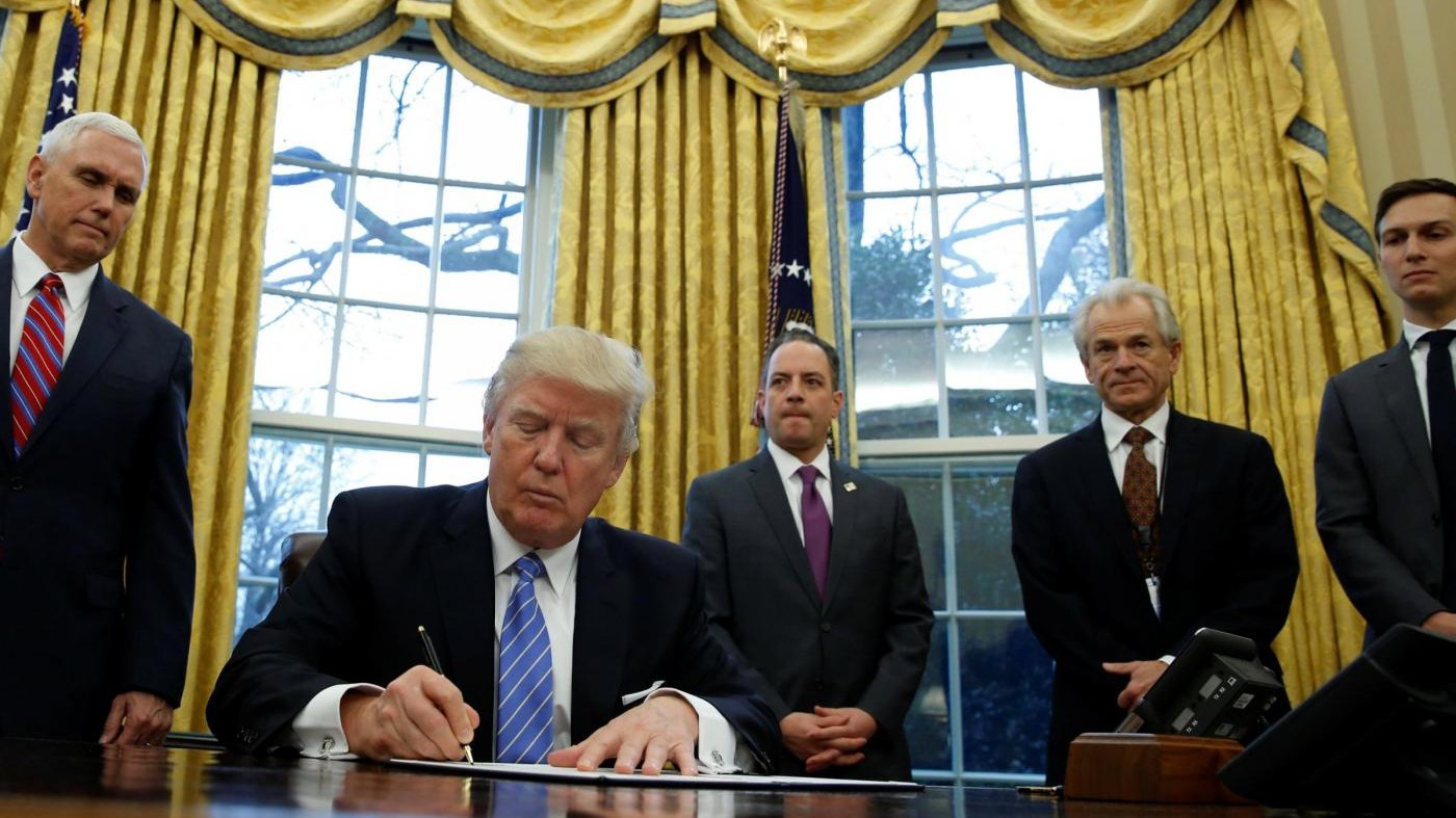 FOTO Usa fuori dal Tpp: Trump firma l’ordine esecutivo