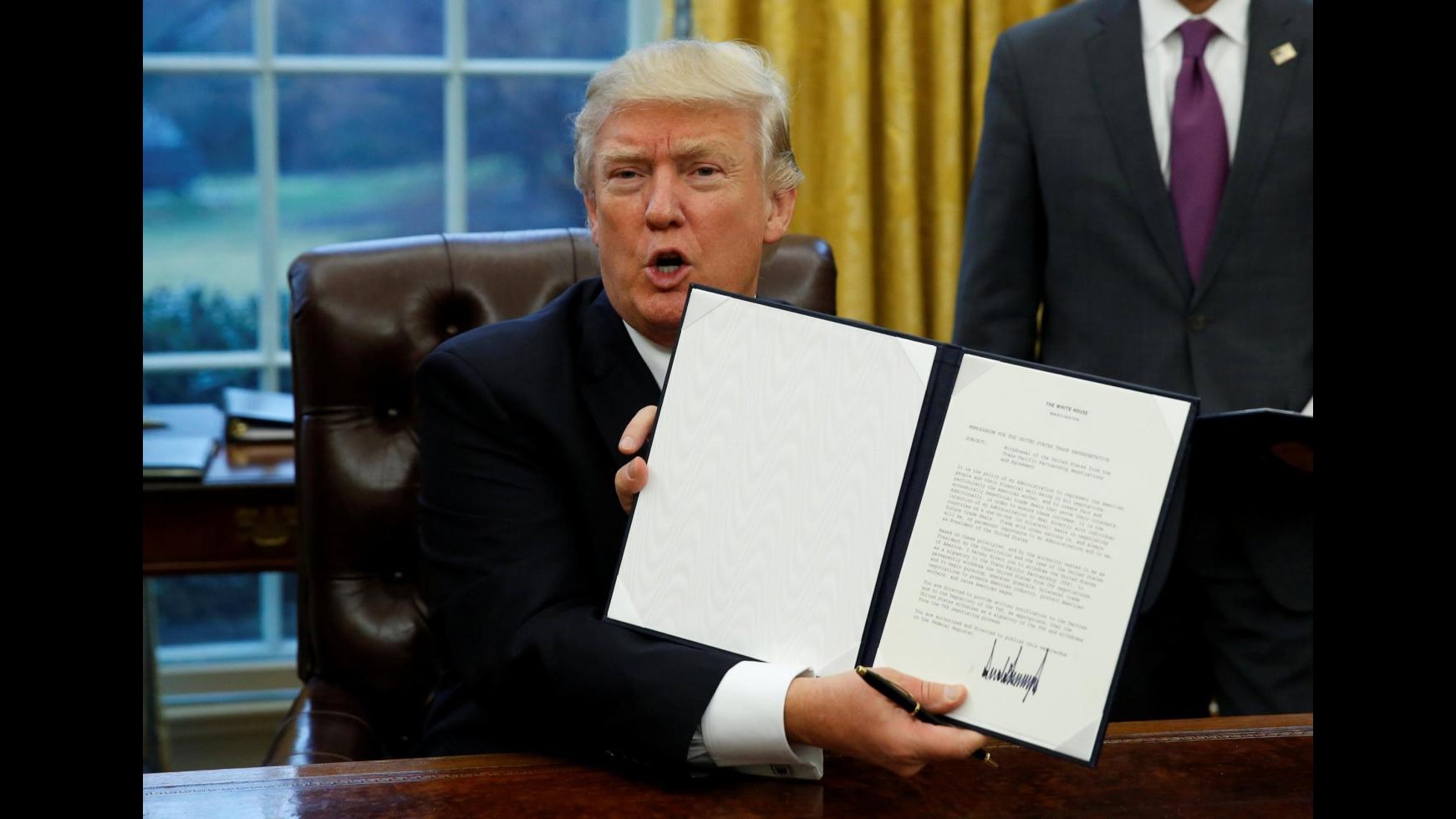 FOTO Usa fuori dal Tpp: Trump firma l’ordine esecutivo