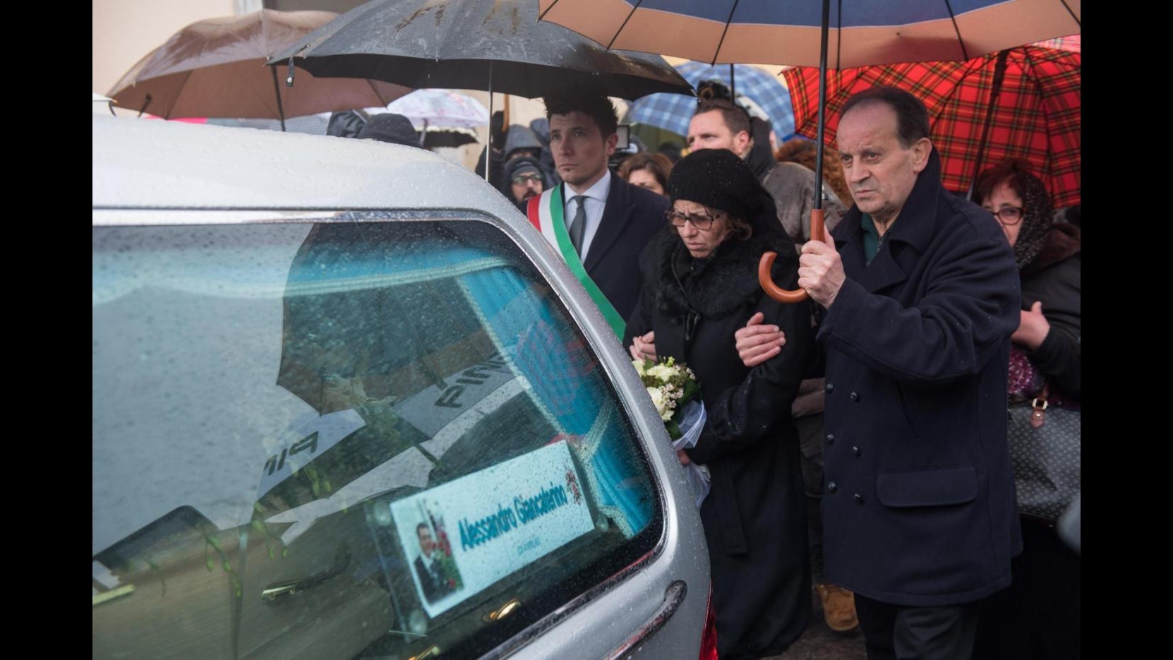 FOTO Rigopiano, a Farindola i funerali di Alessandro Giancaterino