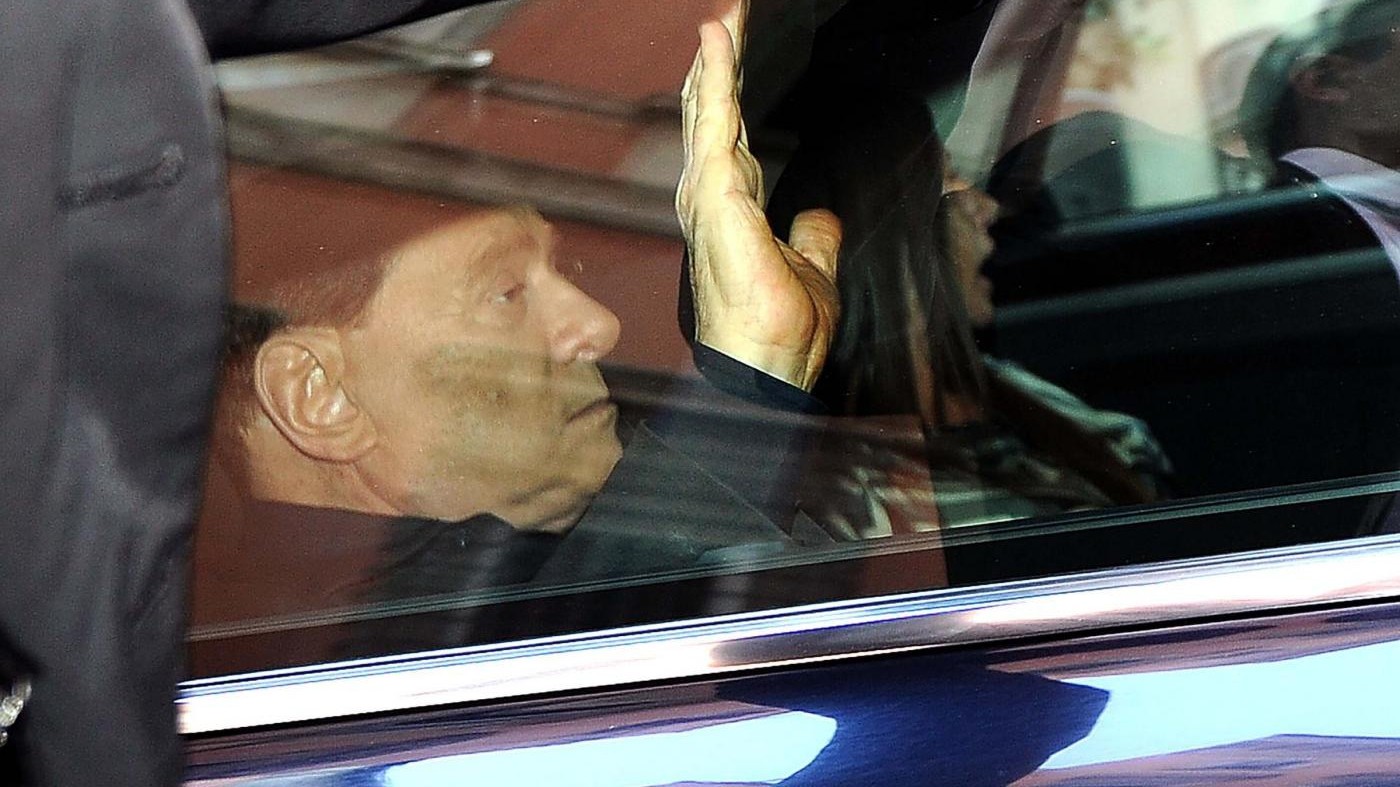 Tassisti contro Uber a Milano: Berlusconi li saluta in Centrale
