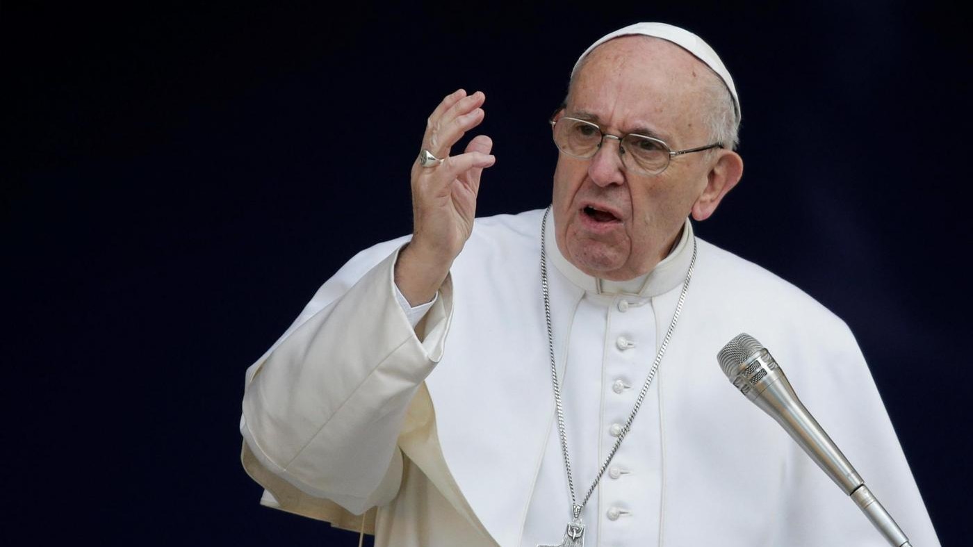 Papa: Politica si è abbassata, mancanza lavoro porta terrorismo