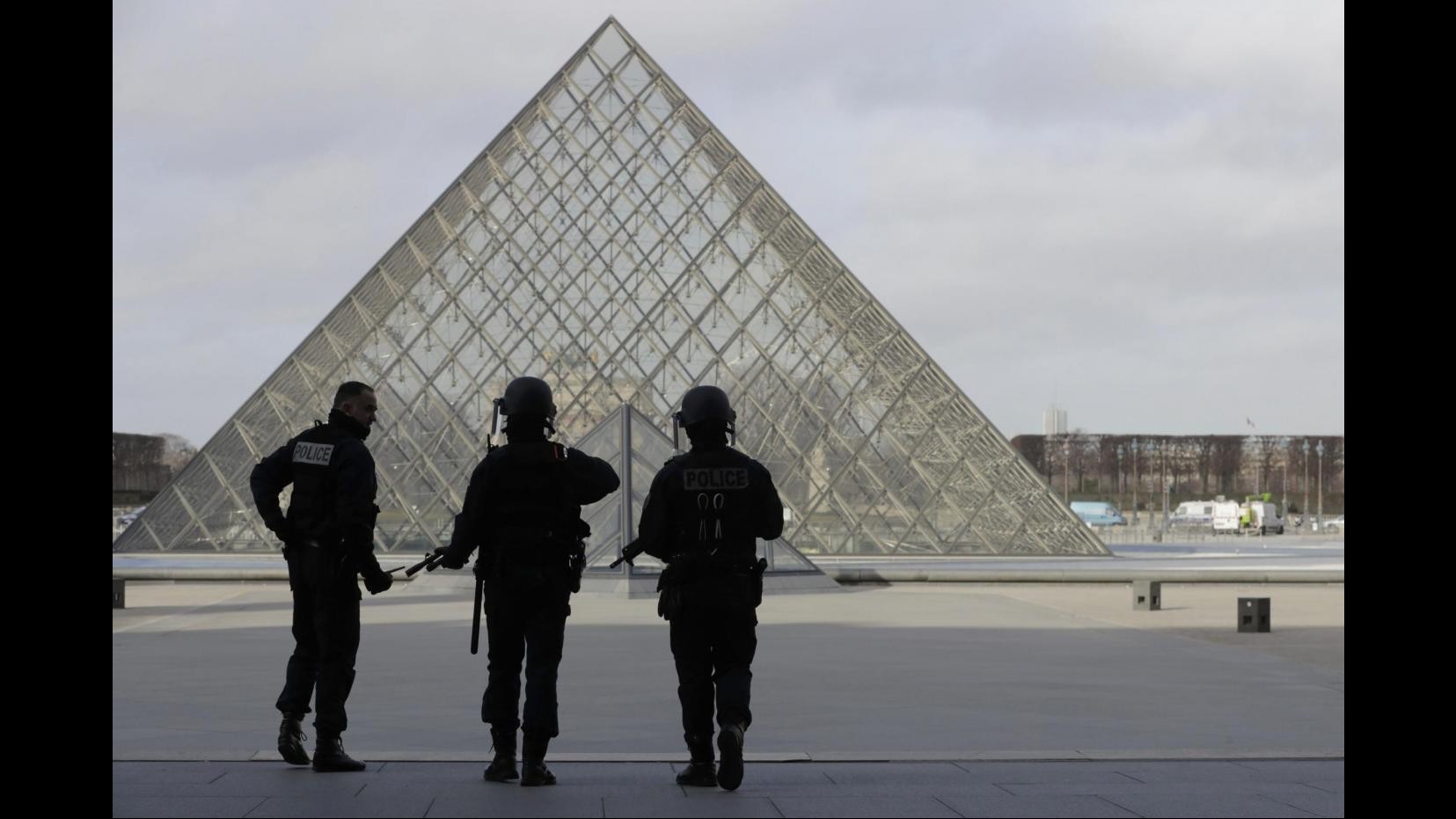 Louvre, uomo armato di machete aggredisce militare