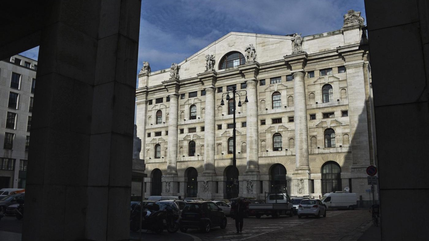 Borsa, Piazza Affari chiude debole: banche sotto pressione