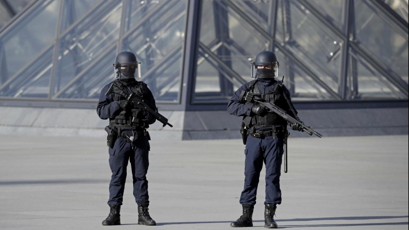 Louvre, uomo armato di machete aggredisce militare