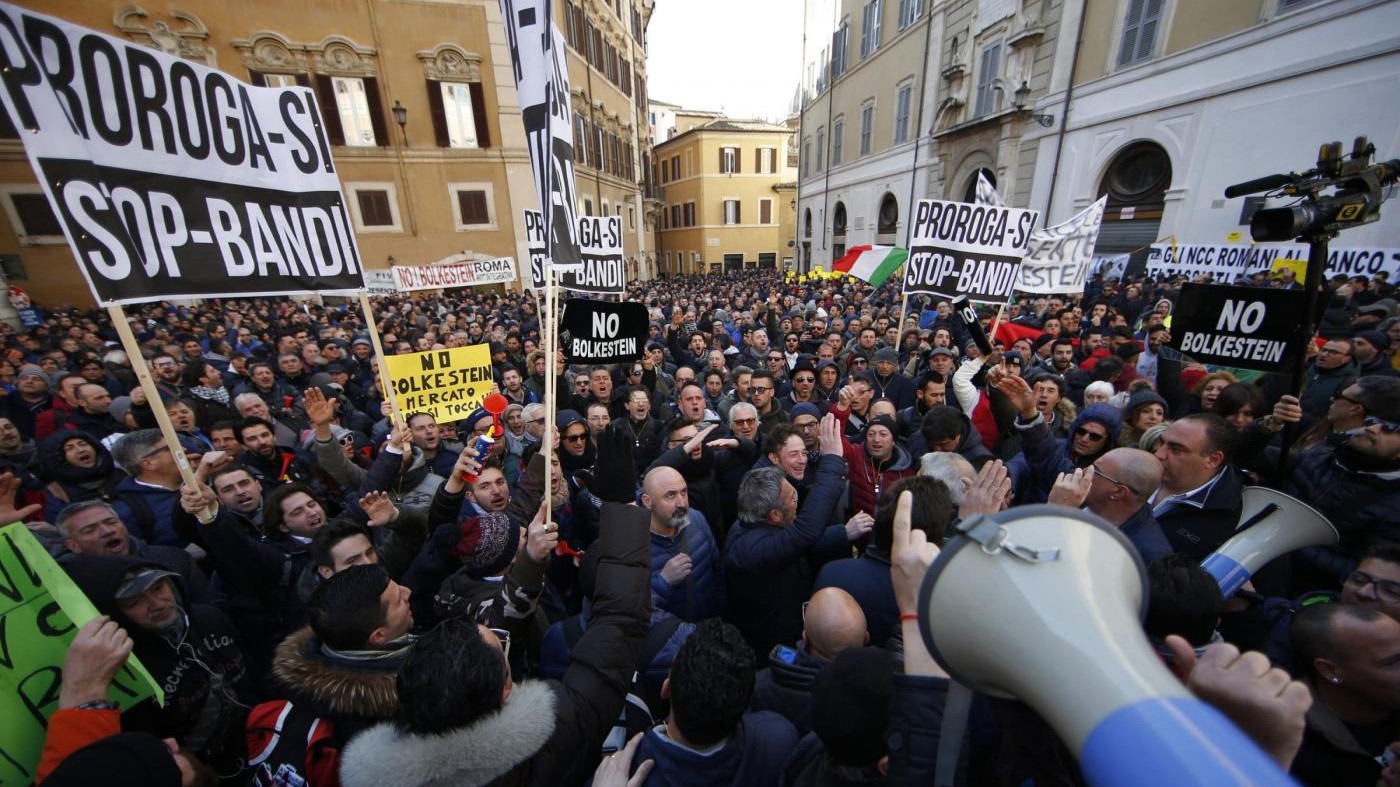 Roma, Raggi in piazza con i tassisti: Siamo al vostro fianco