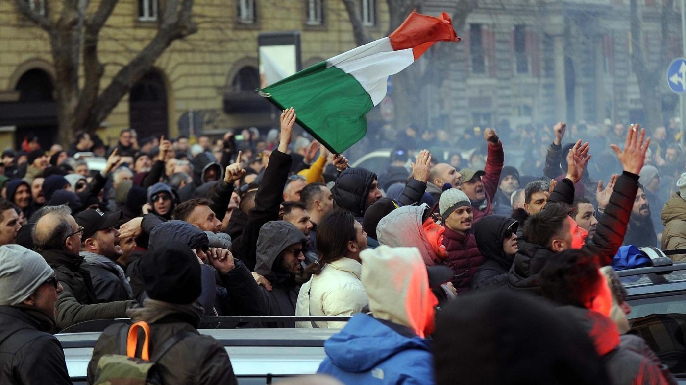 Taxi, arriva al ministero intesa in extremis. Caos e scontri a Roma