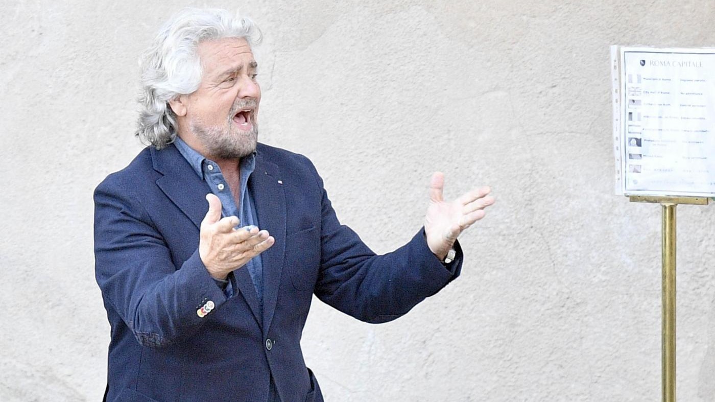 L’appello di Grillo al Papa: Ti prego, dai una mano, paga l’Imu