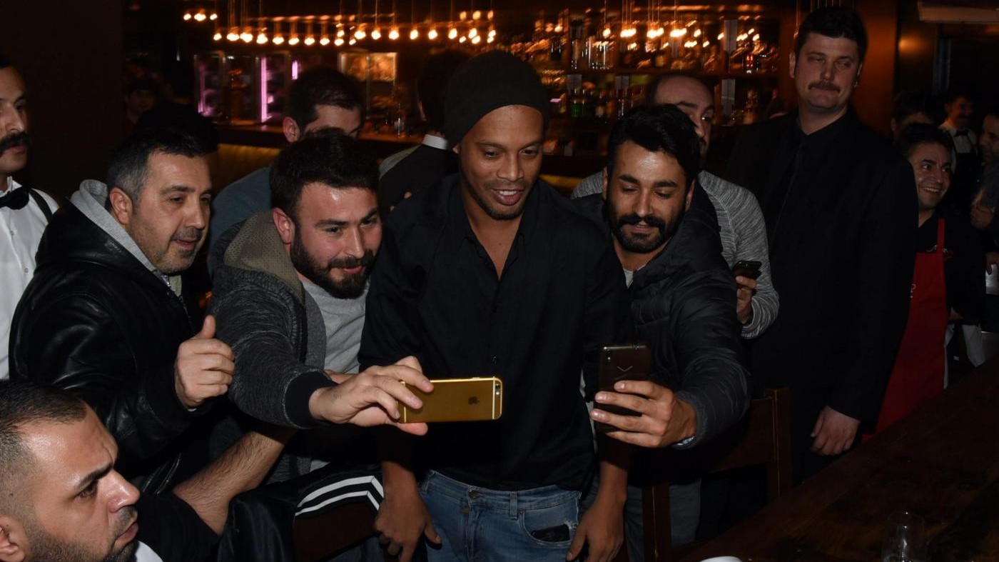 Ronaldinho, nuovo ambasciatore del Barcellona arriva a Istanbul