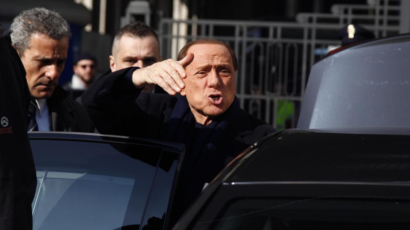 Sisma, tutti a pranzo con Berlusconi: fondi a sfollati d’Abruzzo