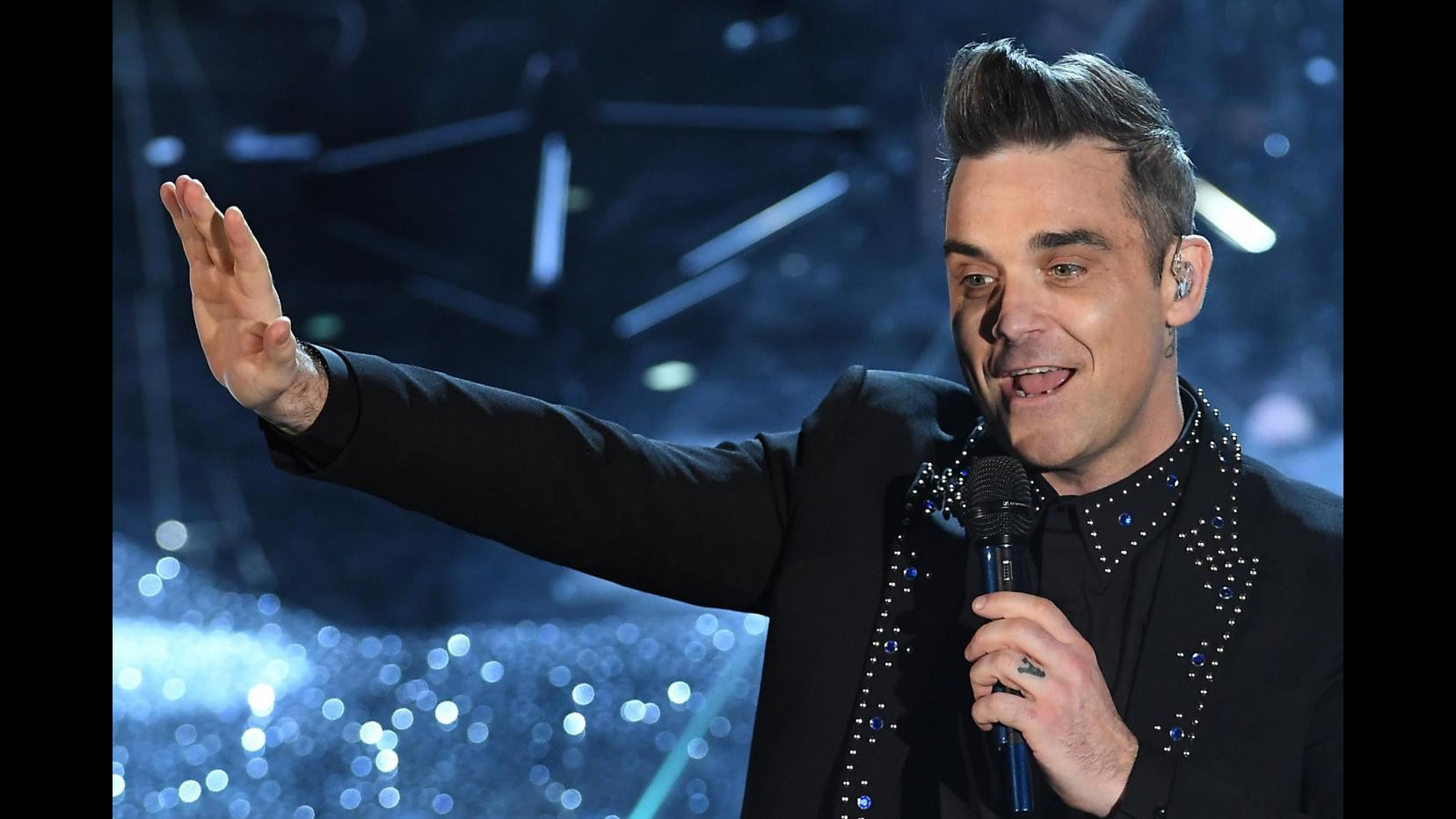 FOTO Sanremo 2017, Robbie Williams sul palco dell’Ariston