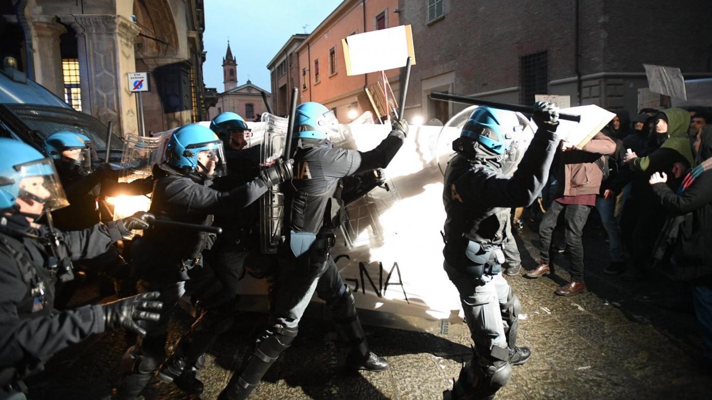 Bologna, nuovi scontri e cariche dopo sgombero biblioteca