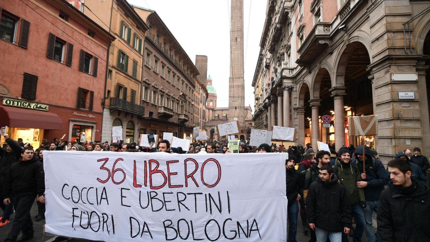 Bologna, nuovi scontri e cariche dopo sgombero biblioteca