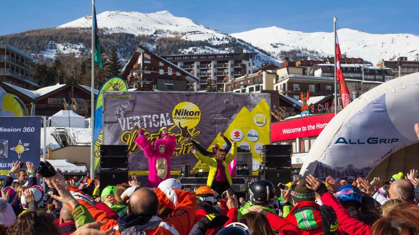 Vertical Tour a Sestriere: 1000 a flash mob Occidentali’s Karma