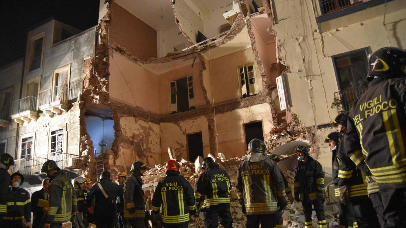 Catania, crolla palazzina: morta una donna, grave una bimba