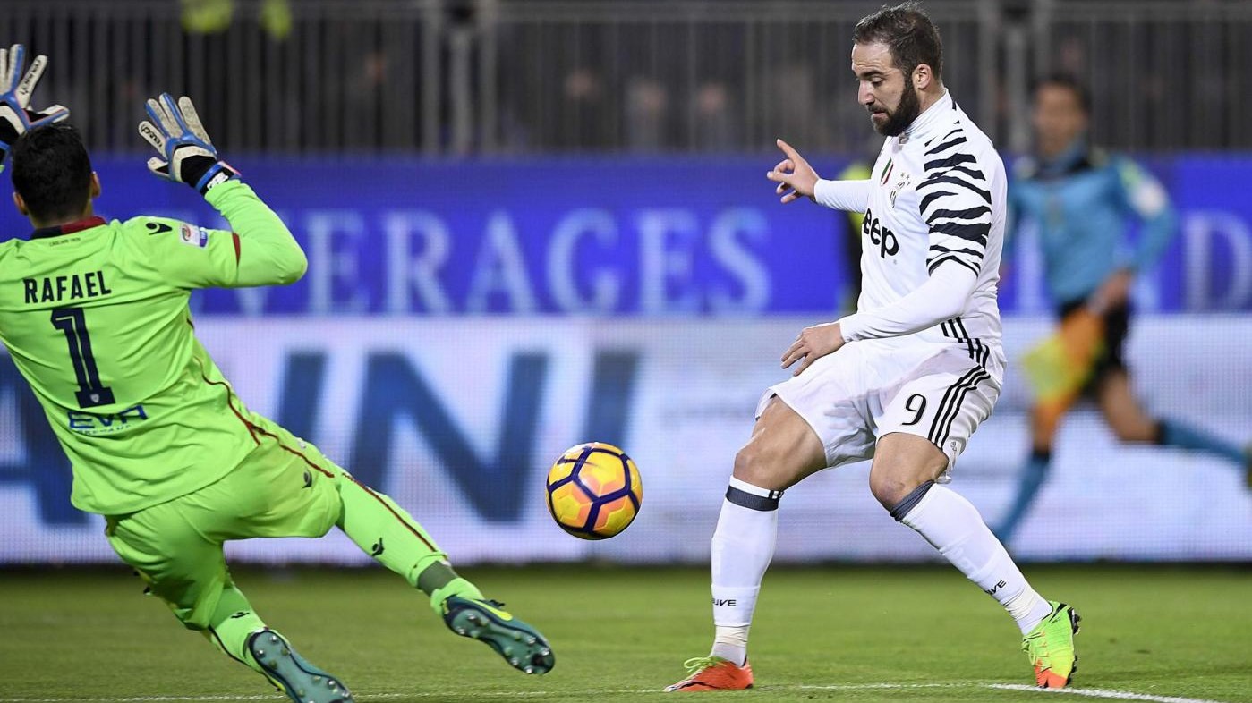 La Juve stende il Cagliari con Higuain