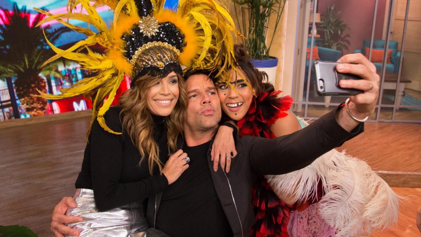 Ricky Martin show a ‘Despierta America’: selfie con le conduttrici