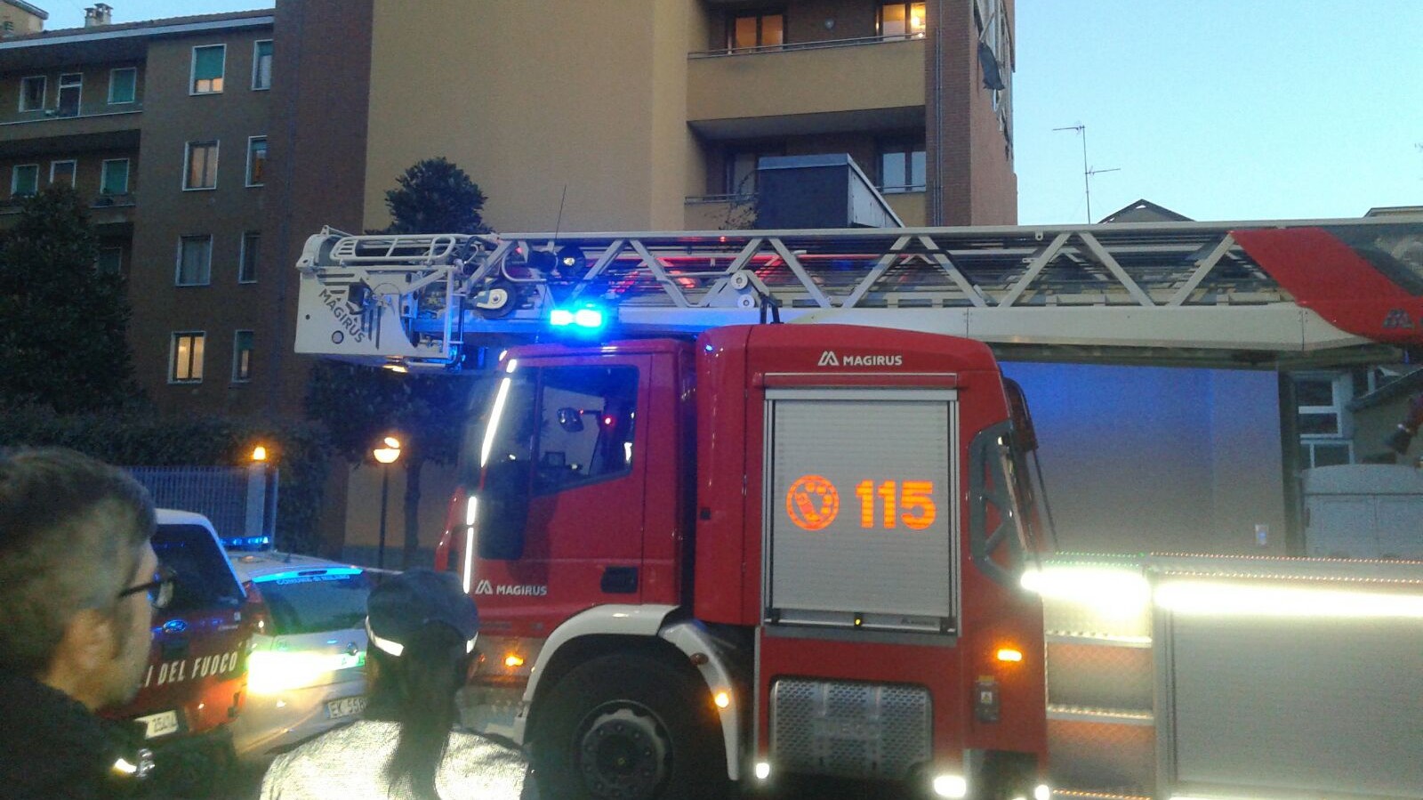 Milano, crolla intonaco di una palazzina: nessun ferito